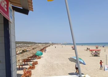 Llama Turismo a respetar los colores de bandera en playa
