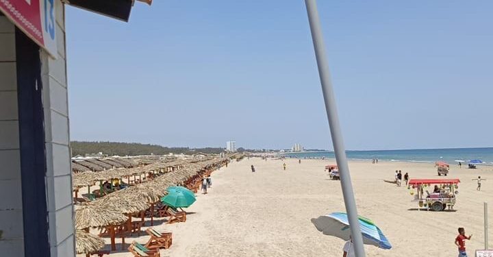 Llama Turismo a respetar los colores de bandera en playa