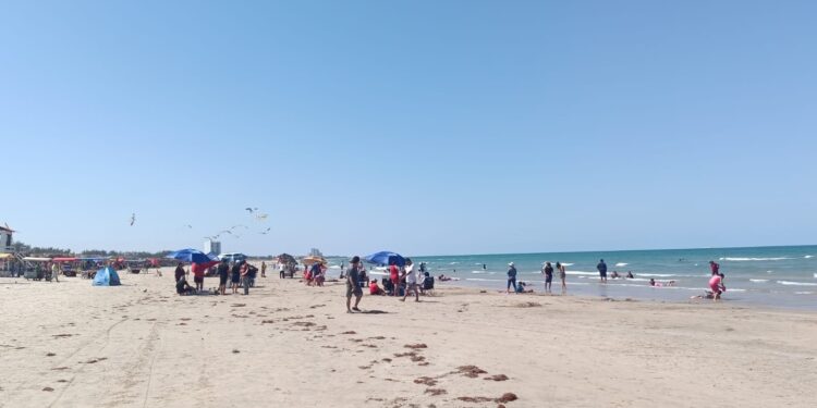 Llama Turismo a respetar los colores de bandera en playa