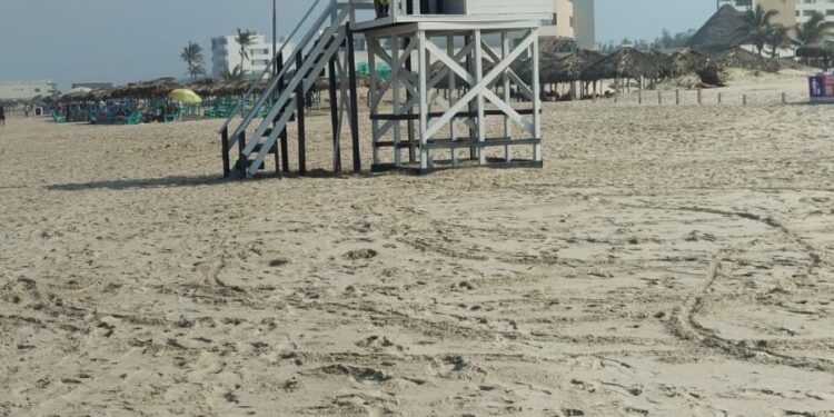 Llama Turismo a respetar los colores de bandera en playa