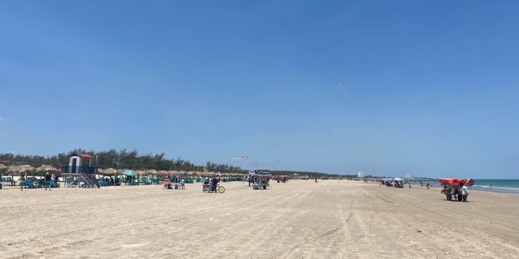 Llama Turismo a respetar los colores de bandera en playa