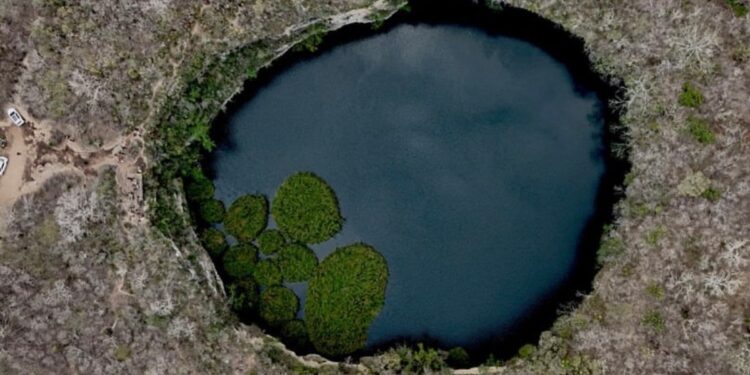Impacta a visitantes “El Zacatón”, el cenote más profundo del planeta