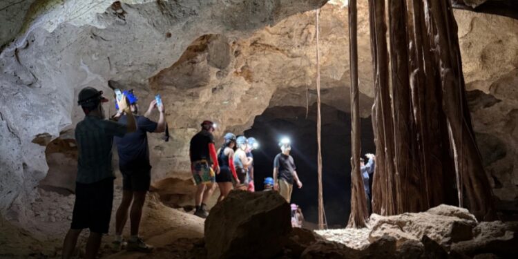 Impacta a visitantes “El Zacatón”, el cenote más profundo del planeta
