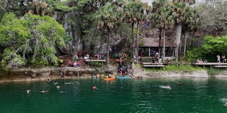 Impacta a visitantes “El Zacatón”, el cenote más profundo del planeta