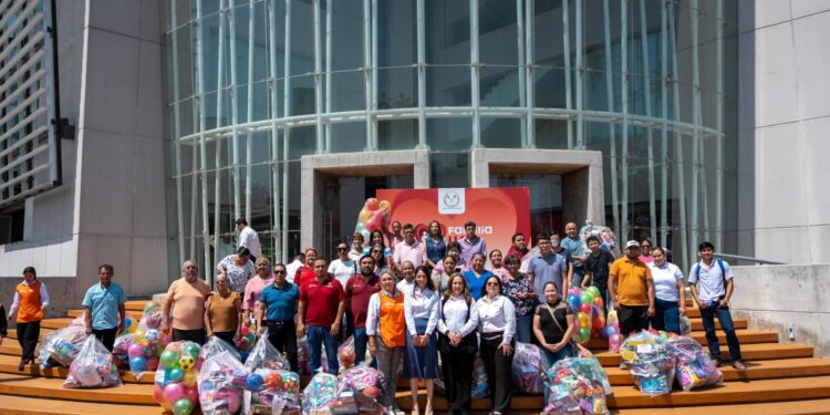 Alegrando corazones, la UAT entrega juguetes a la niñez tamaulipeca