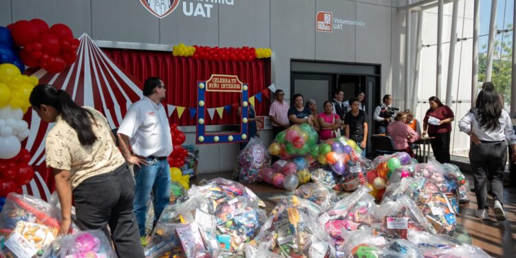 Alegrando corazones, la UAT entrega juguetes a la niñez tamaulipeca