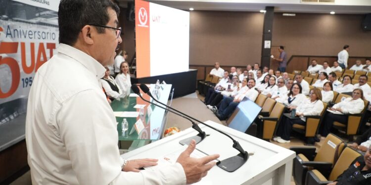 Entrega el rector Dámaso Anaya reconocimientos a jubilados del SUTUAT