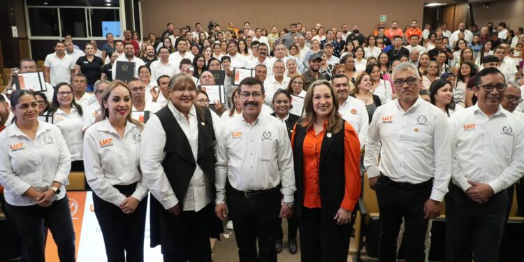 Entrega el rector Dámaso Anaya reconocimientos a jubilados del SUTUAT
