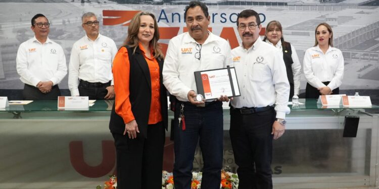 Entrega el rector Dámaso Anaya reconocimientos a jubilados del SUTUAT