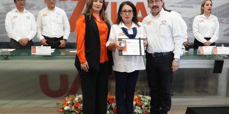 Entrega el rector Dámaso Anaya reconocimientos a jubilados del SUTUAT