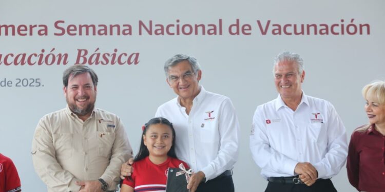 Pone en marcha Américo campaña de vacunación en escuelas y entrega tabletas a niñas y niños