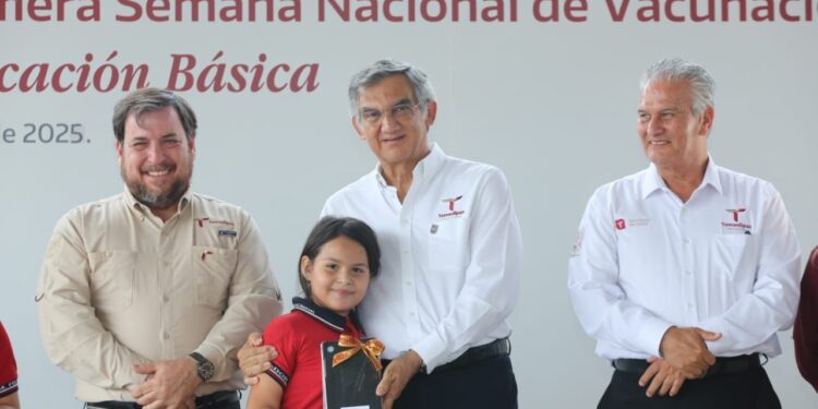 Pone en marcha Américo campaña de vacunación en escuelas y entrega tabletas a niñas y niños