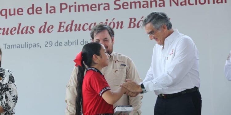 Pone en marcha Américo campaña de vacunación en escuelas y entrega tabletas a niñas y niños