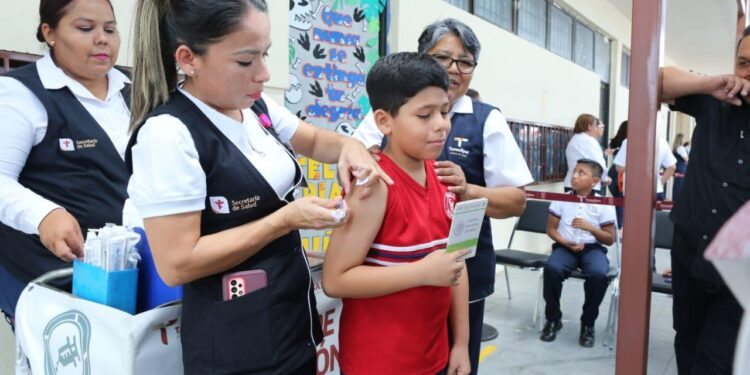 Pone en marcha Américo campaña de vacunación en escuelas y entrega tabletas a niñas y niños