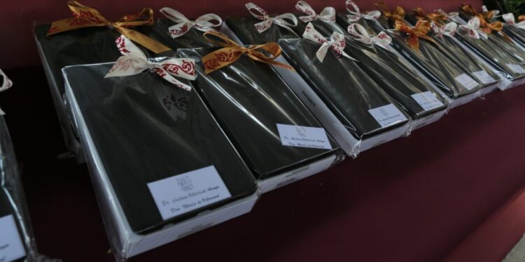 Pone en marcha Américo campaña de vacunación en escuelas y entrega tabletas a niñas y niños