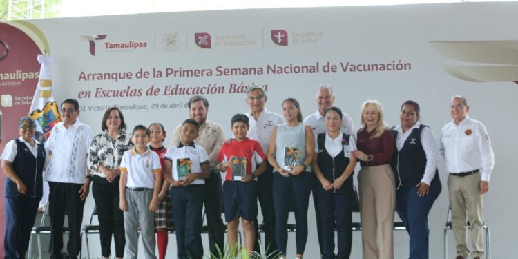 Pone en marcha Américo campaña de vacunación en escuelas y entrega tabletas a niñas y niños