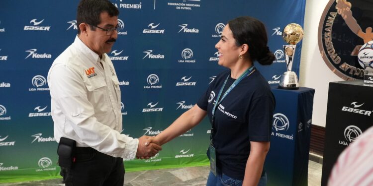 Recibe el rector Dámaso Anaya el Tour del Trofeo de la Liga Premier Mx