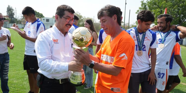 Recibe rector a los Correcaminos campeones de la Liga Premier