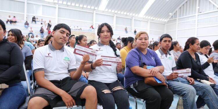 Atestigua Américo entrega de becas y destaca apoyo de la presidenta Claudia