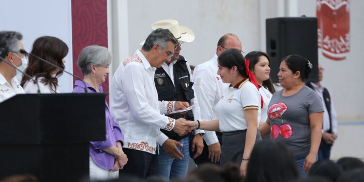 Atestigua Américo entrega de becas y destaca apoyo de la presidenta Claudia