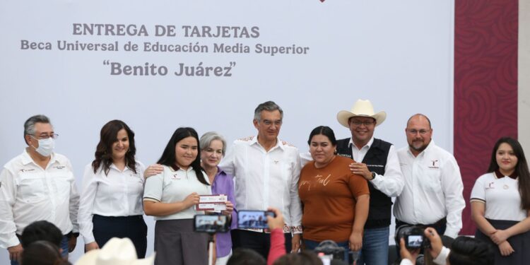 Atestigua Américo entrega de becas y destaca apoyo de la presidenta Claudia