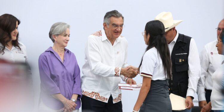 Atestigua Américo entrega de becas y destaca apoyo de la presidenta Claudia