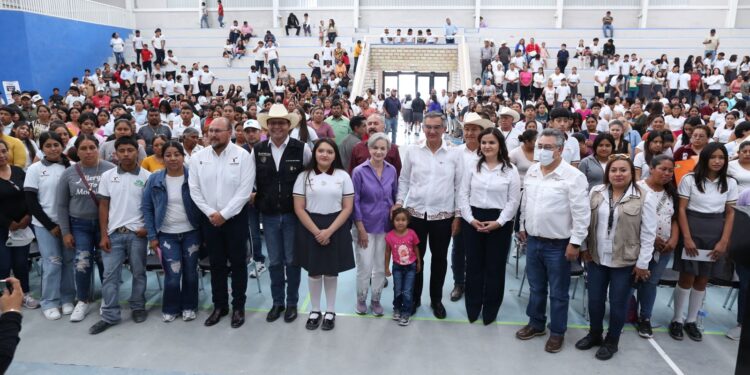 Atestigua Américo entrega de becas y destaca apoyo de la presidenta Claudia