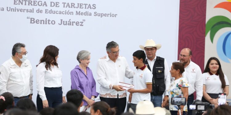 Atestigua Américo entrega de becas y destaca apoyo de la presidenta Claudia