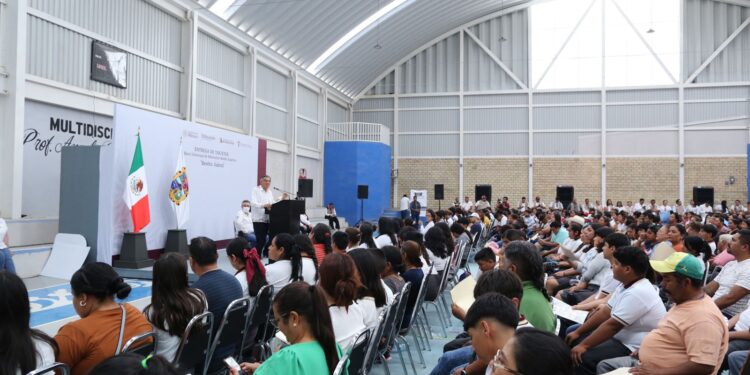Atestigua Américo entrega de becas y destaca apoyo de la presidenta Claudia