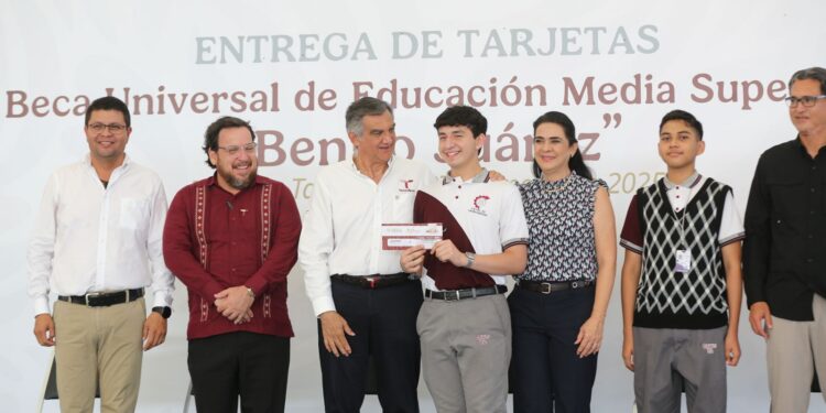 Entrega gobernador a estudiantes de la zona sur becas federales “Benito Juárez”
