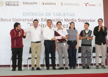 Entrega gobernador a estudiantes de la zona sur becas federales “Benito Juárez”