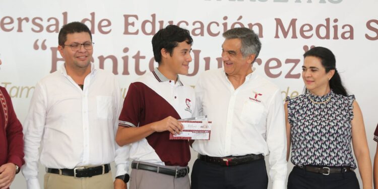 Entrega gobernador a estudiantes de la zona sur becas federales “Benito Juárez”