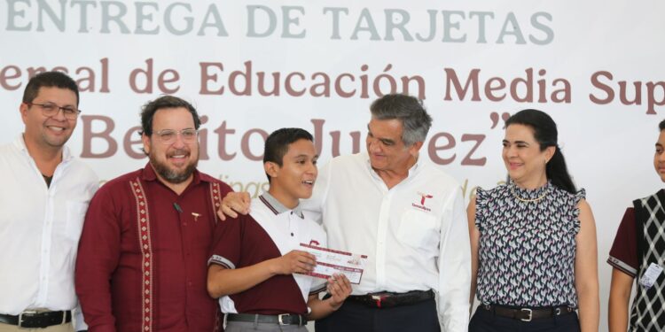 Entrega gobernador a estudiantes de la zona sur becas federales “Benito Juárez”