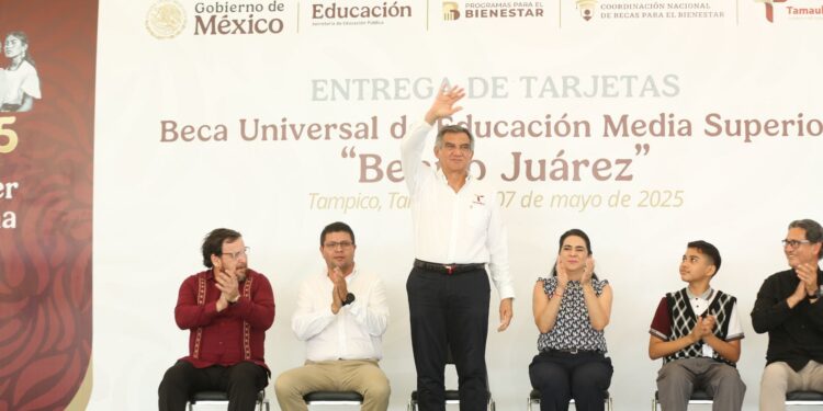 Entrega gobernador a estudiantes de la zona sur becas federales “Benito Juárez”
