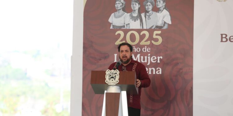 Entrega gobernador a estudiantes de la zona sur becas federales “Benito Juárez”