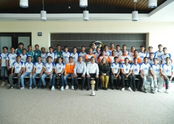 Felicita Dámaso Anaya a los Correcaminos campeones de la Liga Premier