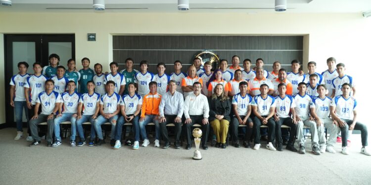 Felicita Dámaso Anaya a los Correcaminos campeones de la Liga Premier