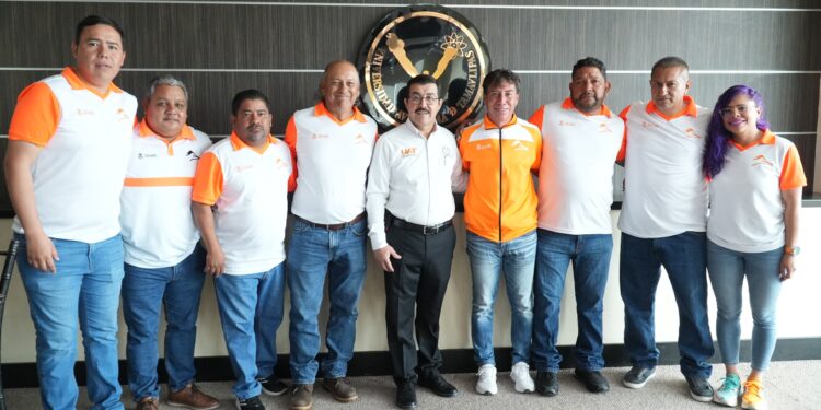 Felicita Dámaso Anaya a los Correcaminos campeones de la Liga Premier