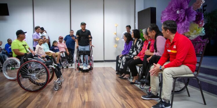 DIF Tamaulipas, Vida Independiente y Oxxo entregan sillas de ruedas a personas con discapacidad