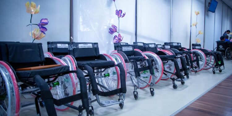 DIF Tamaulipas, Vida Independiente y Oxxo entregan sillas de ruedas a personas con discapacidad