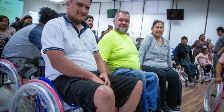 DIF Tamaulipas, Vida Independiente y Oxxo entregan sillas de ruedas a personas con discapacidad