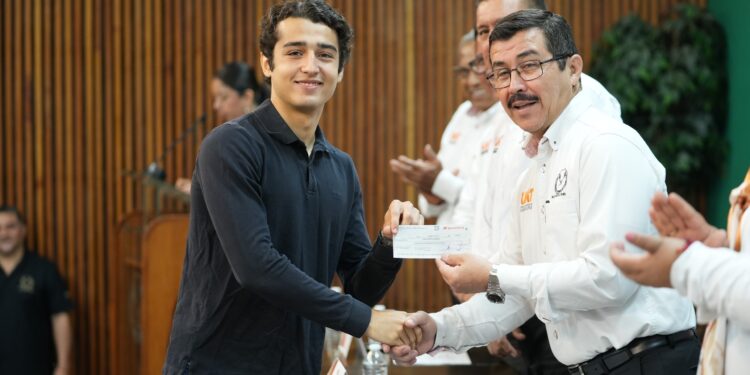 Reconoce la UAT la excelencia académica de hijos de docentes