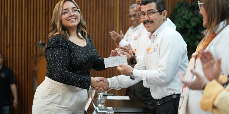 Reconoce la UAT la excelencia académica de hijos de docentes