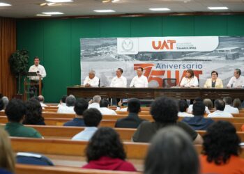 Reconoce la UAT la excelencia académica de hijos de docentes