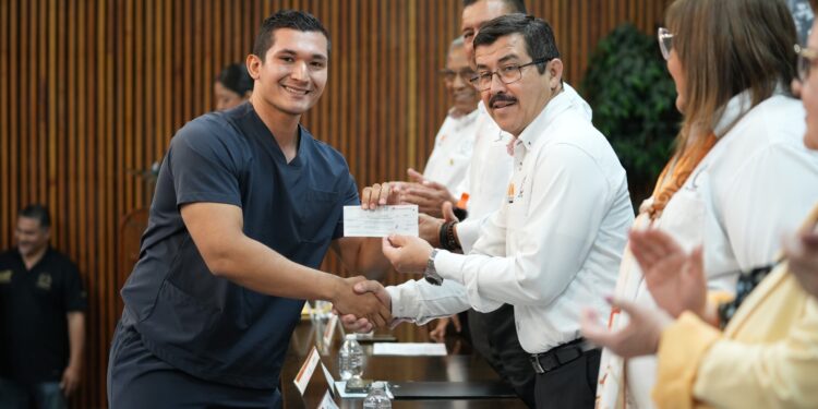 Reconoce la UAT la excelencia académica de hijos de docentes