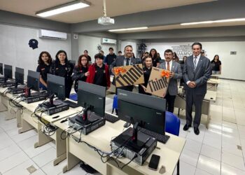 Equipa rector de la UAT centros de cómputo en Reynosa y Valle Hermoso