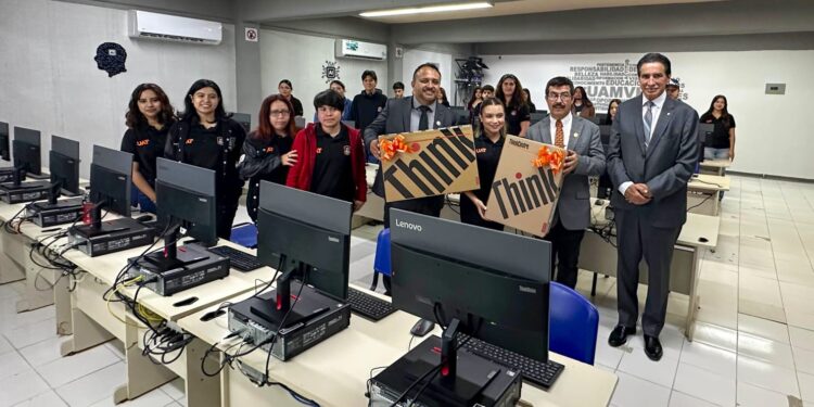 Equipa rector de la UAT centros de cómputo en Reynosa y Valle Hermoso
