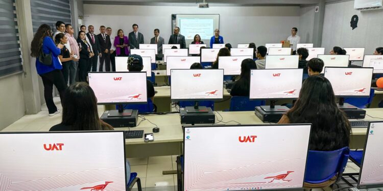 Equipa rector de la UAT centros de cómputo en Reynosa y Valle Hermoso