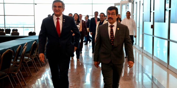 Felicita Américo Villarreal a Correcaminos Premier por poner en alto a Tamaulipas y a la UAT