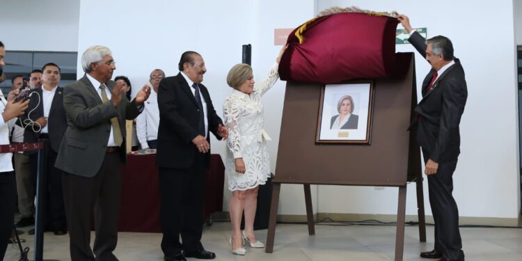 El magisterio es el eje y futuro del país: Américo